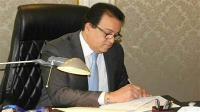 بالصور | د. خالد عبدالغفار يستعرض تقريرًا حول مراكز التطوير المهني بالجامعات المصرية