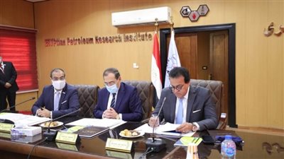 بالصور | د. خالد عبدالغفار يرأس اجتماع معهد بحوث البترول ويوجه بضرورة إعداد وتأهيل صغار الباحثين بالمراكز والهيئات البحثية 