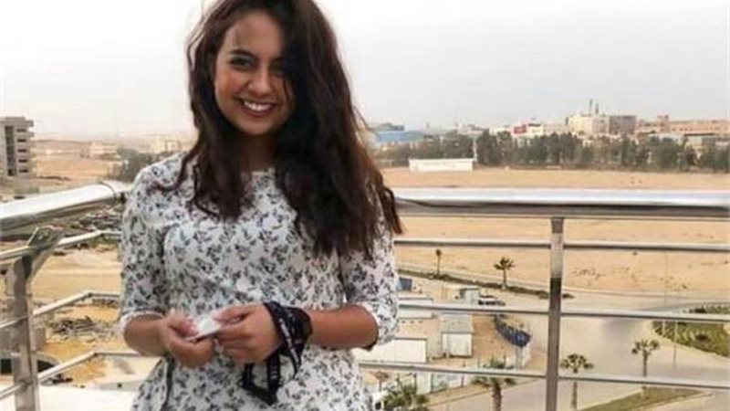فتاة الفستان