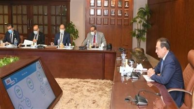 وزير البترول يتابع تقدم الأعمال في مشروعات إنشاء محطات تموين السيارات بالغاز الطبيعي