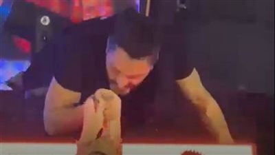 بالفيديو.. نجم الإنسانية.. تامر حسنى يقبل يد طفل معجب من ذوى الهمم ثلاث مرات على المسرح