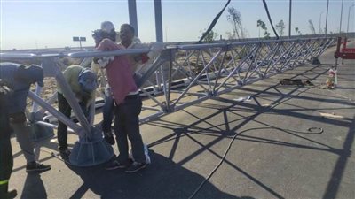 بالصور.. تركيب المحدد الصوتي بمدخل الحي الإماراتي ببورسعيد لمنع دخول النقل الثقيل للمناطق السكنية