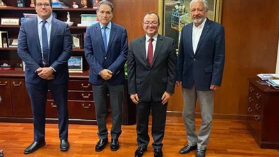 الرئيس البنمي يناقش تعظيم التعاون بين قناتي السويس وبنما مع سفير مصر