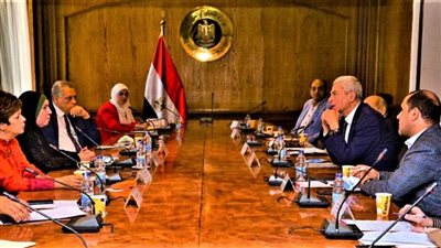 وزيرة التجارة تعقد اجتماع موسع مع رئيس هيئة الشراء الموحد لبحث آليات تنفيذ مبادرة الرئيس لدعم الأطباء الشبان