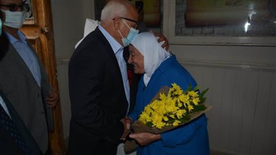 محافظ بورسعيد يكرم أم محمد صاحبة رحلة كفاح الـ