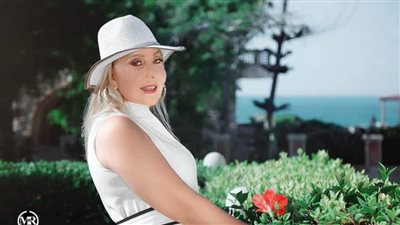 بإطلالة شبابية..نادية الجندي تودع الصيف | صور