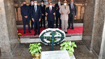 أبناء عبد الناصر والسادات يشاركون السيسي في وضع إكليل الزهور على قبر الجندي المجهول