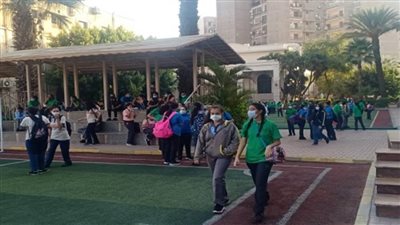 وسط إجراءات احترازية.. توافد التلاميذ على المدارس في أول أيام الدراسة (صور)