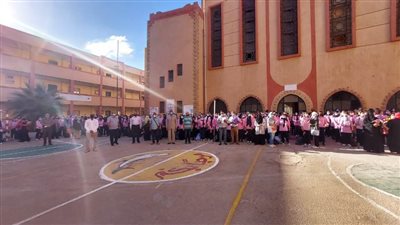 محافظ بورسعيد يشهد طابور الصباح وتحية العلم بمدرسة بورسعيد الثانوية بنات