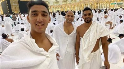 لاعبو يد الزمالك يؤدون مناسك العمرة قبل العودة للقاهرة