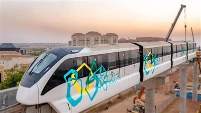 تثيبت أول قطار على مسار مونوريل العاصمة الإدارية (صور)