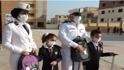 بالصور..قيادات الشرطة يصطحبون أبناء الشهداء إلى المدارس