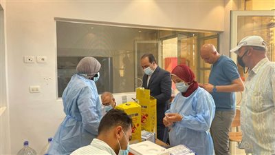 استمرار حملات التطعيم ضد فيروس كورونا بالمؤسسات الحكومية بواسطة الفرق الطبية المتحركة