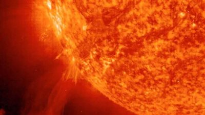 خلال الساعات القادمة..عاصفة شمسية ضخمة تضرب الأرض.. وتهدد شبكات الطاقة 