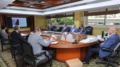 وزير النقل يتابع الموقف التنفيذي لأعمال استكمال تطوير ميناء السخنة (صور)