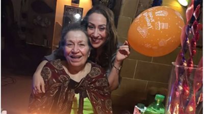 شقيقة الفنان أحمد مكى تنشر صورة لها مع والدتها وتهنئها بعيد ميلادها