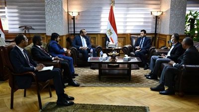 وزير الشباب يستقبل رئيس مجلس الشارقة الرياضي (صور)