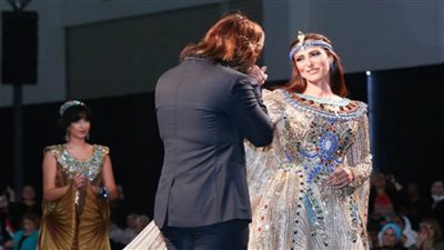 بالصور.. حنان مطاوع تتألق بفستان فرعوني من تصميم البحيري في أول عرض أزياء تراثي بحضور وزيرات مصر