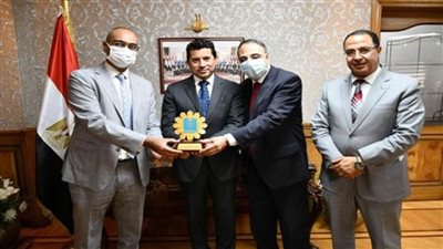 وزير الشباب يبحث إطلاق جائزة 