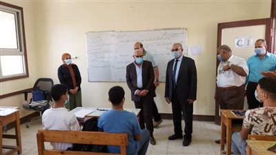 محافظ بورسعيد يتفقد سير العملية التعليمية بمدرسة ظهر للتكنولوجيا التطبيقية