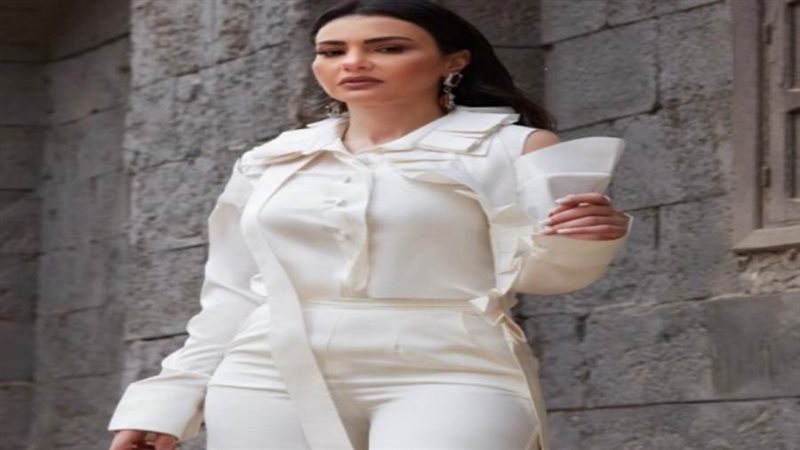 النجمة دينا فؤاد