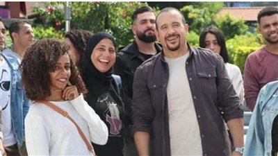 هشام عباس يصور كليبا جديدا في بورسعيد ويلتقط صور تذكارية مع الأهالي