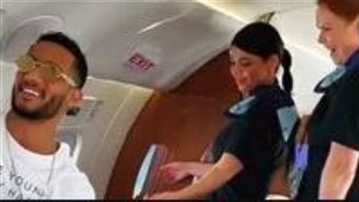 محمد رمضان يستفز جمهوره مجددا برقصة مع مضيفتي طائرته