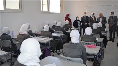 محافظ بورسعيد يتابع بدء انتظام الدراسة بمدرسة بورسعيد الثانوية الفنية للتمريض