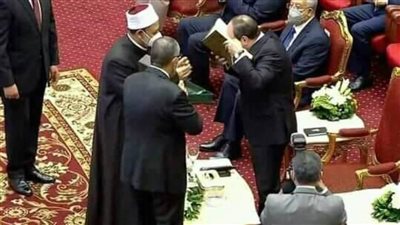 الإمام الأكبر يهدي الرئيس السيسي نسخة فريدة من مصحف الأزهر الشريف