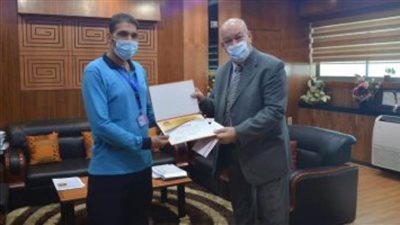 رئيس المطار يكرم عامل نظافة عثر على مبلغ مالى كبير وهاتف وقام بتسليمهم