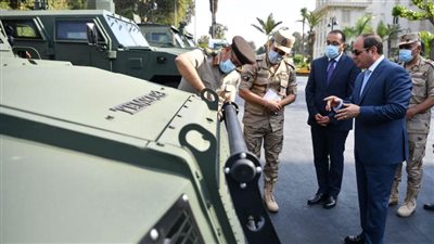 السيسي يتفقد عددا من المركبات المدرعة المطورة من قبل القوات المسلحة