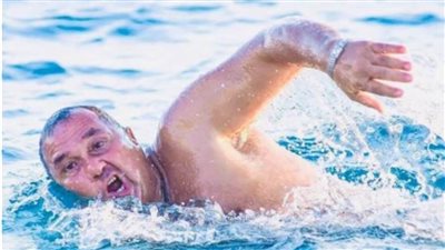 من الإعاقة إلى العالمية.. رحلة سباح مصري عبر بحر المانش بيد واحدة