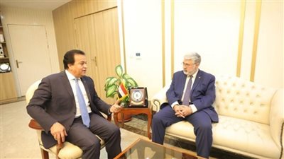 د. خالد عبدالغفار يعقد اجتماعًا مع رئيس الجامعة الأمريكية في بيروت (صور)