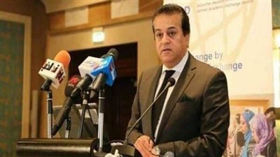 د. خالد عبدالغفار يستعرض تقريرًا عن المشروعات البحثية في مجال الصناعات الاستراتيجية