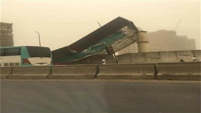 بعد سقوط لوحة إعلانات على الطريق..كثافات مرورية بمحور 26 يوليو   
