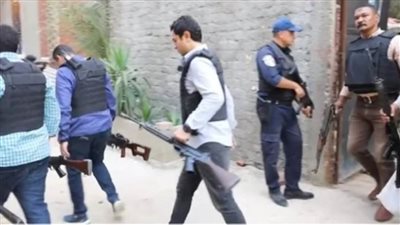 مخزن سري تحت الأرض.. سقوط مجرم يمتلك ترسانة أسلحة بالمرج