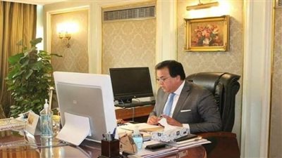 د. خالد عبدالغفار يستعرض تقريرا عن المشروعات البحثية للصناعات الغذائية