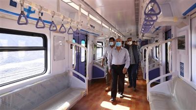 الوزير يستقل جرار اختبار «القطار الكهربائي» من «عدلي منصور» حتى «نيوهليوبوليس» (صور)