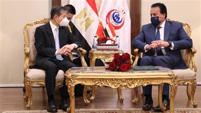 د. خالد عبدالغفار والسفير الصيني يوقعان على وثيقة استلام 2 مليون جرعة من لقاح سينوفاك لدعم مصر خلال التصدي للجائحة