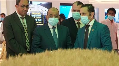 وزير التنمية المحلية يتفقد الجناح المصري المشارك في 