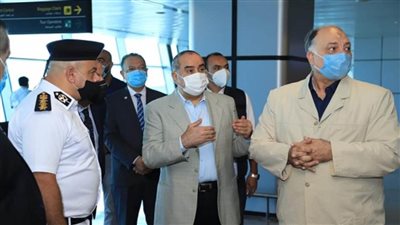 وزير الطيران يتفقد مطار الغردقة الدولي.. ويتسلم شهادة الأيزو لنظام الإدارة البيئية (صور)