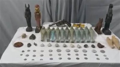 شاهد..مواطن يستخرج 63 قطعة أثرية من أسفل منزله بأسيوط