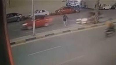 بسرعة جنونية.. سيارة تصدم شابا في شارع ترسا