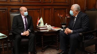 وزير الزراعة يبحث مع مدير 