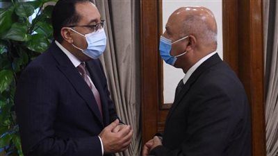 رئيس الوزراء يطالب المواطنين بالتقدم لتلقي اللقاح المضاد لكورونا: الدولة وفرت الكميات اللازمة (صور)