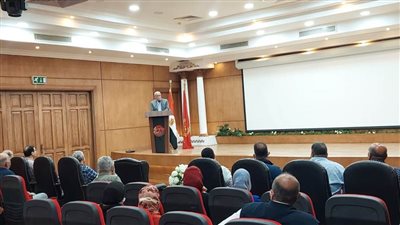 محافظ بورسعيد يلتقي رؤساء الأحياء لمتابعة مستجدات العمل في المشروعات الجارية