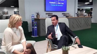 د. خالد عبد الغفار يناقش مع مدير