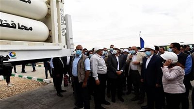 رئيس الوزراء يشهد تشغيل المرحلة الأولى من مشروع توصيل الغاز للمنازل بالخارجة (صور)