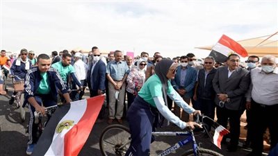 رئيس الوزراء يشهد افتتاح مضمار الدراجات في الخارجة (صور)