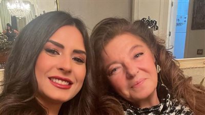 الفنانة المعتزلة هدى رمزى تظهر بعد غياب طويل فى عقد قران ابن شقيقها